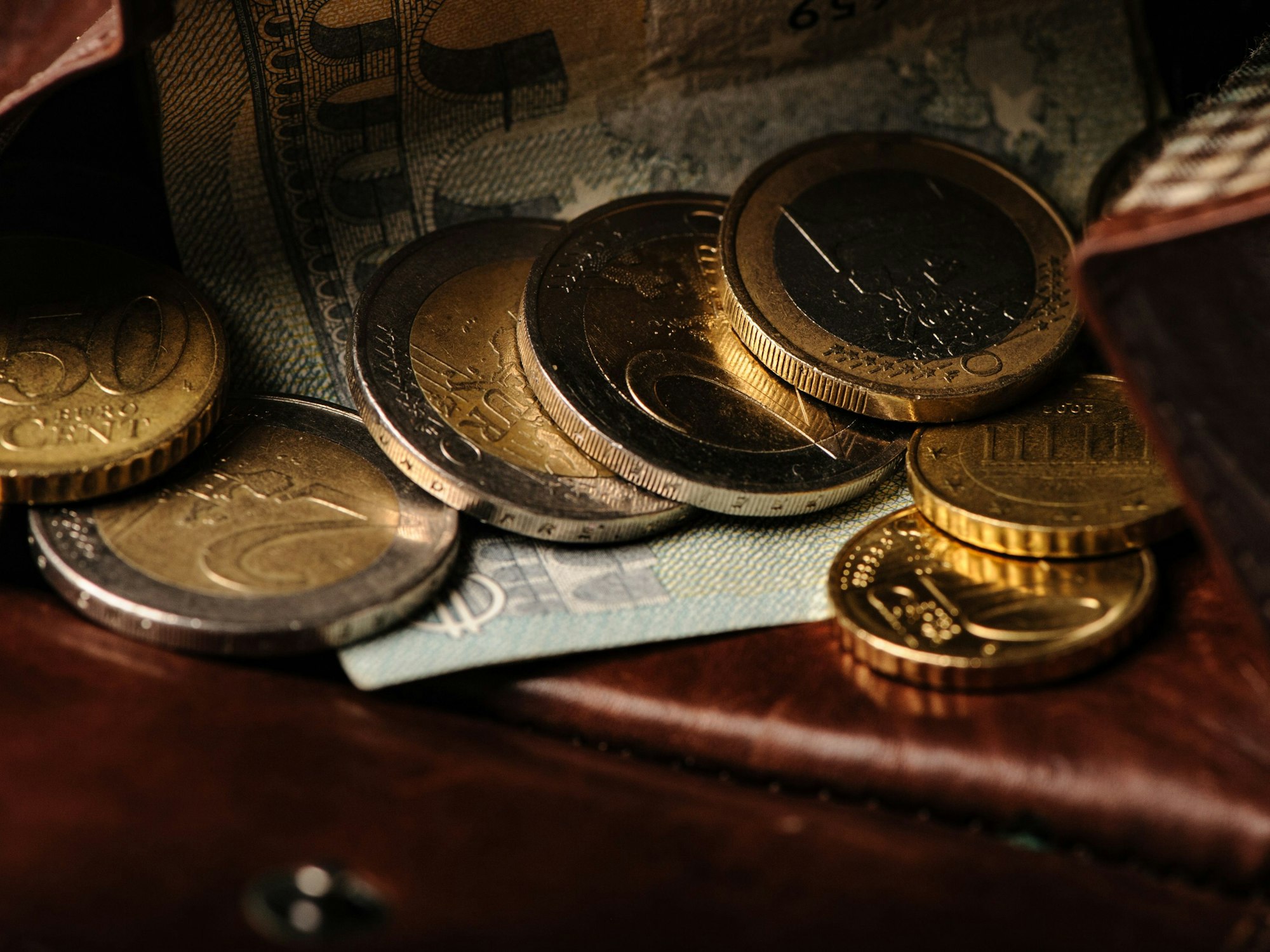 Noch im Januar 2023 wird eine neue Münze herausgegeben. Hier ein Foto von verschiedenen Euro-Münzen und Geldscheinen.