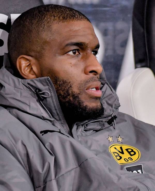 Anthony Modeste sitzt im Gladbacher Borussia-Park auf der Ersatzbank.