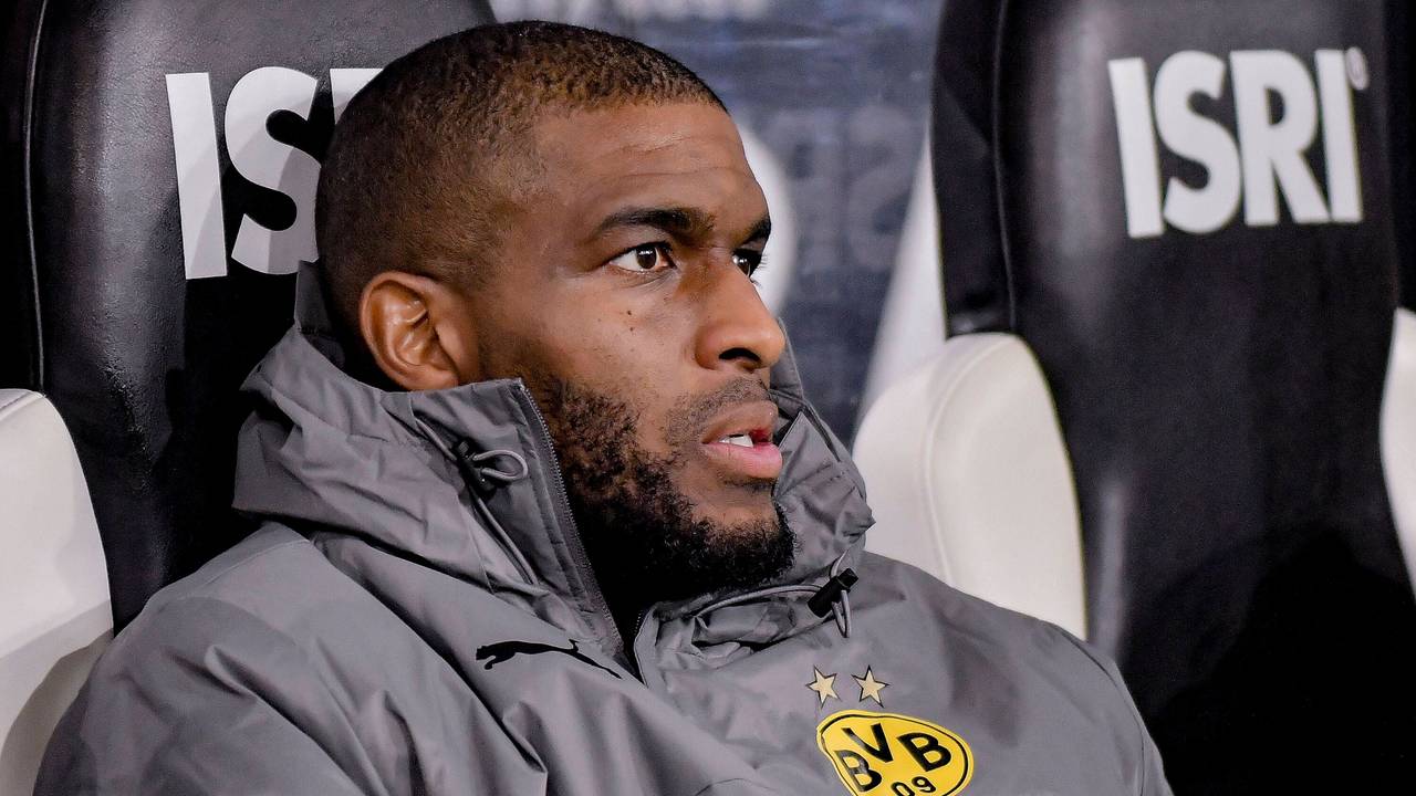 Anthony Modeste sitzt im Gladbacher Borussia-Park auf der Ersatzbank.