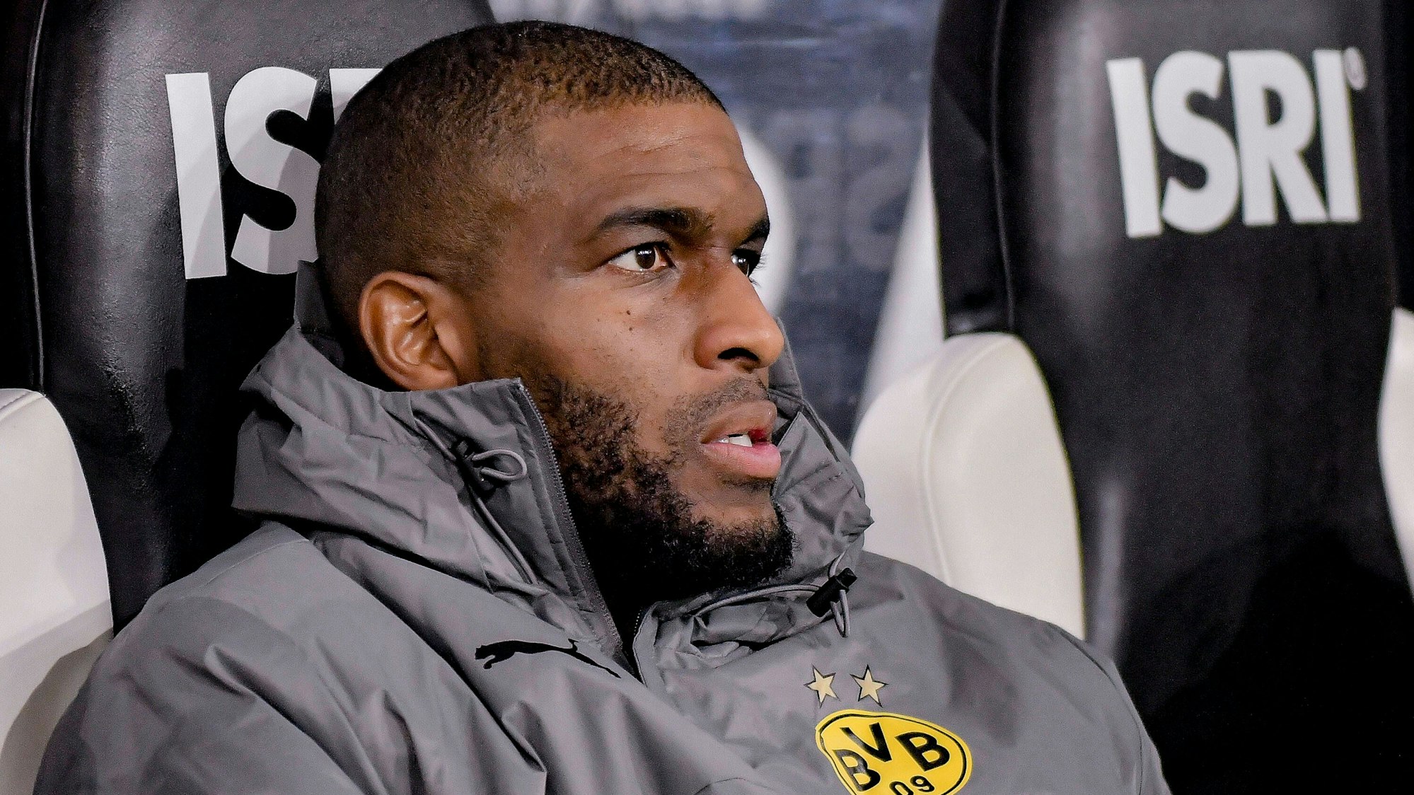 Anthony Modeste sitzt im Gladbacher Borussia-Park auf der Ersatzbank.