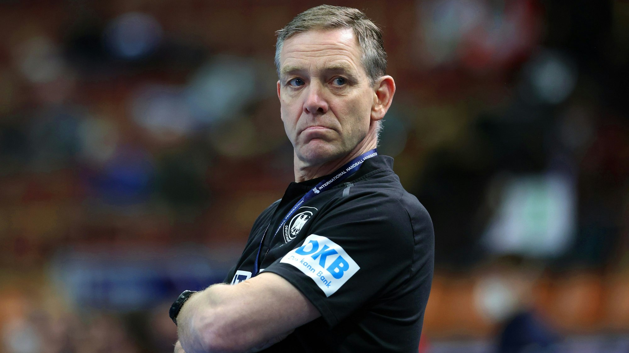 Deutschlands Trainer Alfred Gislason beobachtet das Spiel.