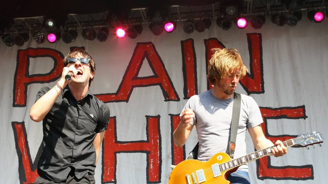 Tim Lopez und Tom Higgenson, Gitarrist und Sänger der Band „Plain White T's“, bei einem Konzert.