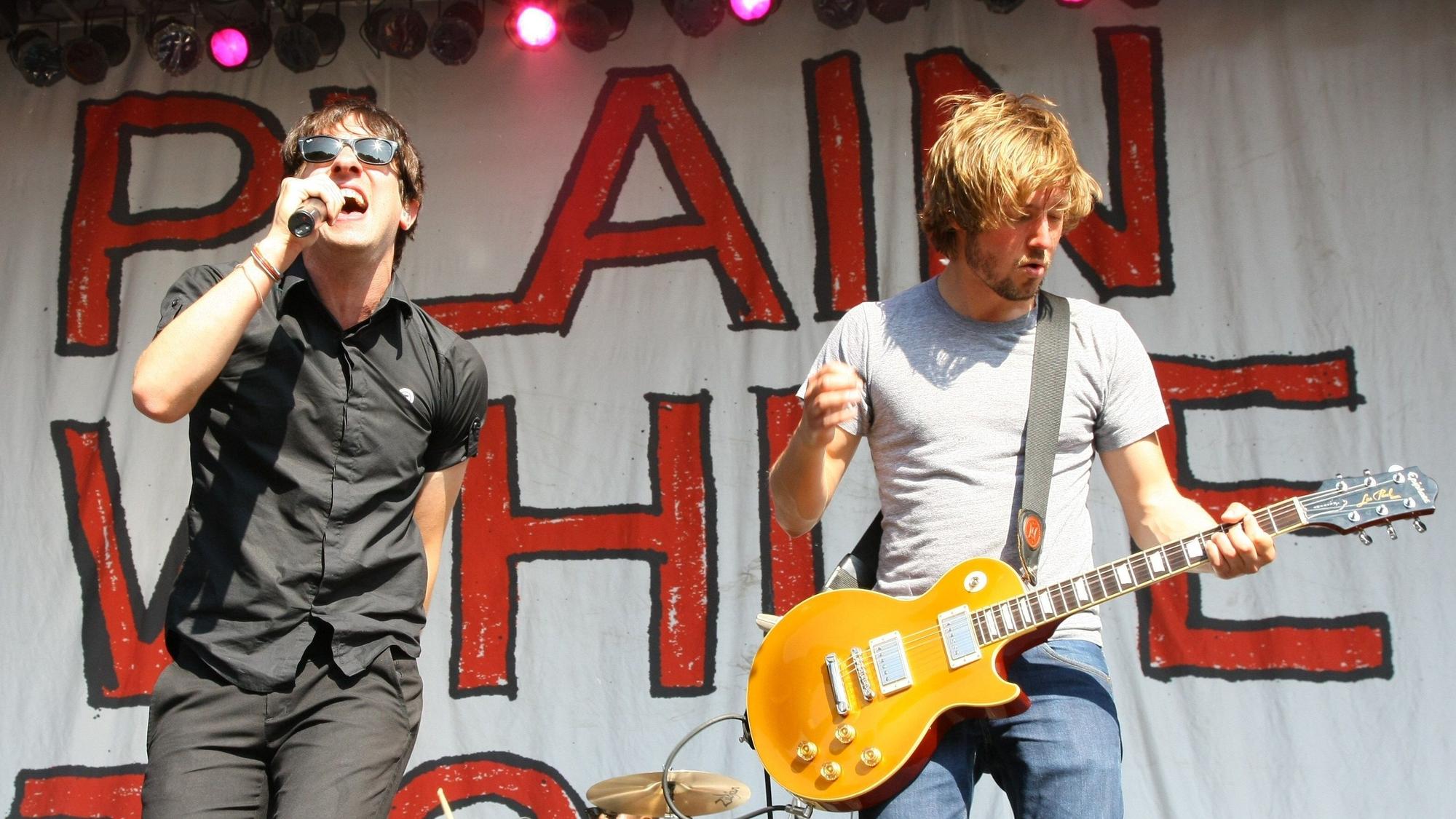 Tim Lopez und Tom Higgenson, Gitarrist und Sänger der Band „Plain White T's“, bei einem Konzert.