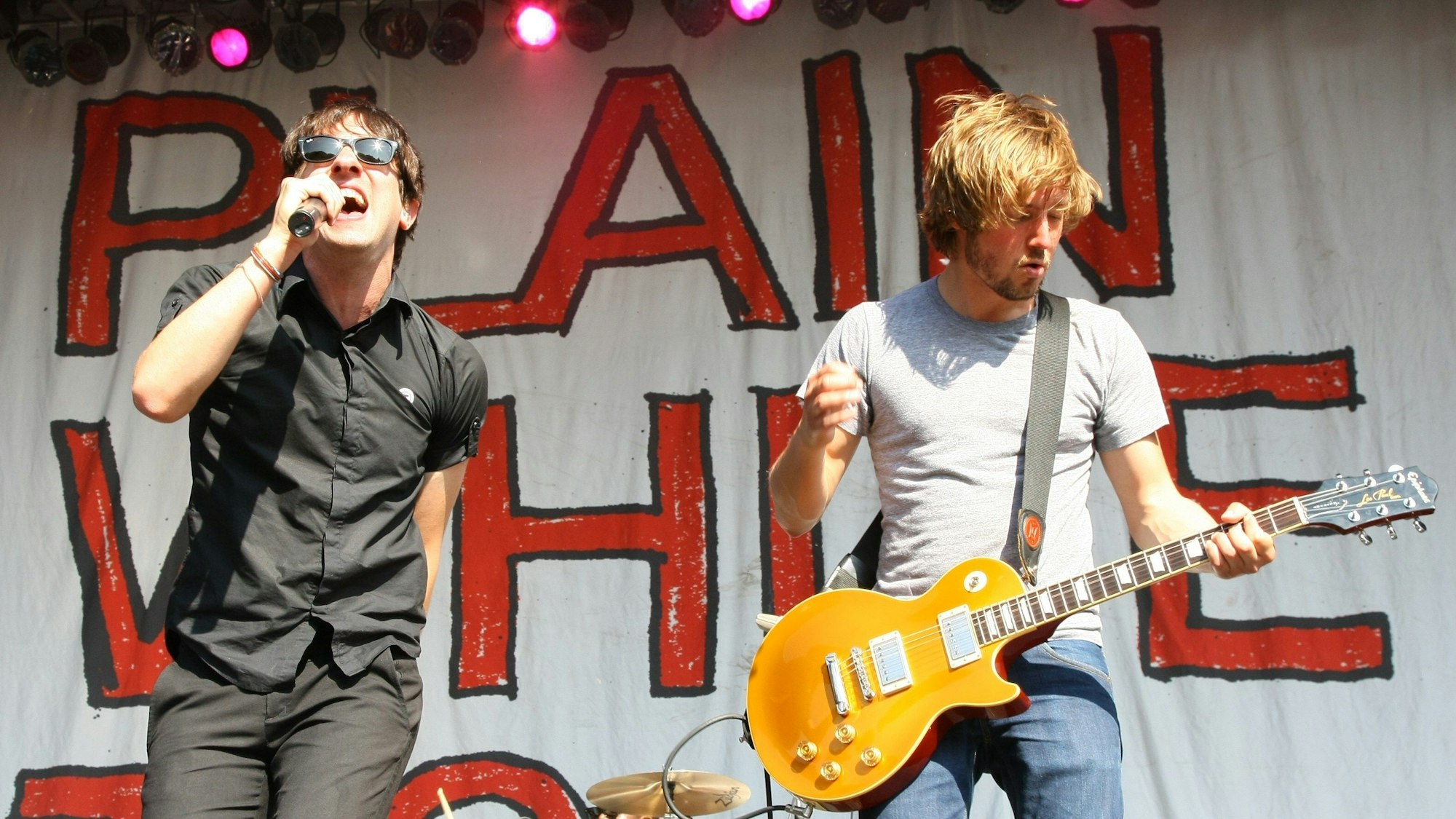 Tim Lopez und Tom Higgenson, Gitarrist und Sänger der Band „Plain White T's“, bei einem Konzert.