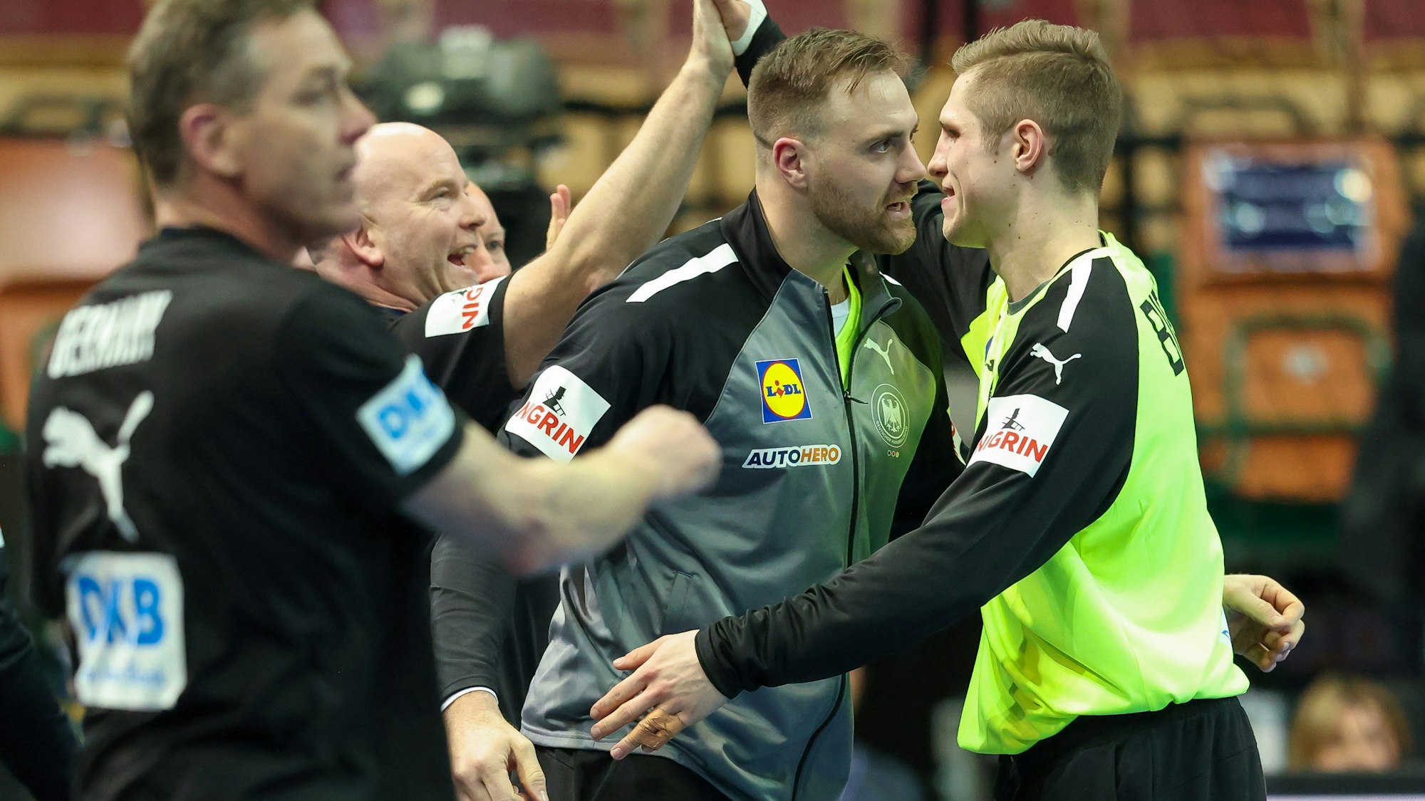 Joel Birlehm (r.) und Andreas Wolff feiern den Deutschland-Sieg über Serbien gemeinsam.