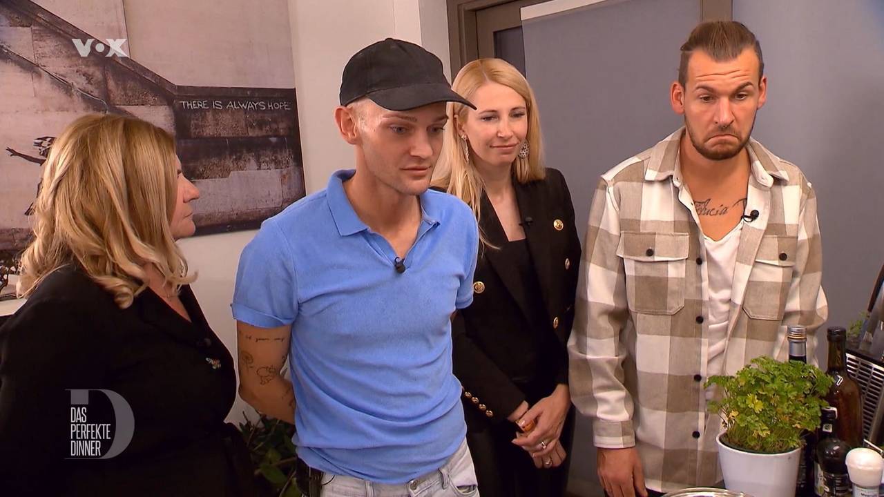 (v. l. n. r.) Bella, Christoph, Verena und Niclas betrachten fassungslos das Menü von Gastgeberin Lisa am vierten Tag von Das perfekte Dinner (TV-Ausstrahlung: 19. Januar) in Graz