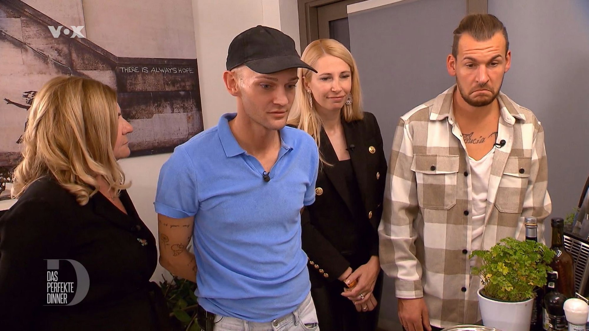 (v. l. n. r.) Bella, Christoph, Verena und Niclas betrachten fassungslos das Menü von Gastgeberin Lisa am vierten Tag von Das perfekte Dinner (TV-Ausstrahlung: 19. Januar) in Graz