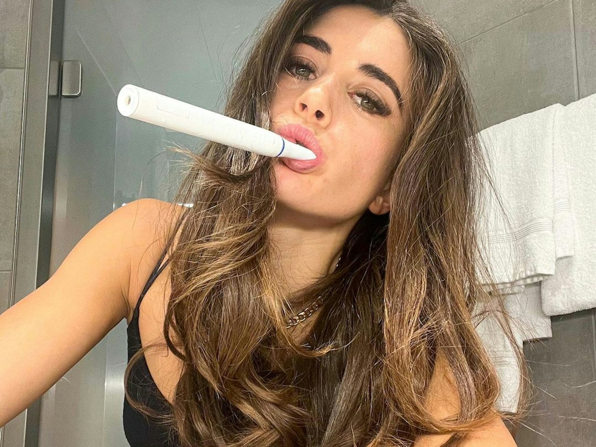 DAZN-Star Imke Salander mit Zahnbürste im Badezimmer.