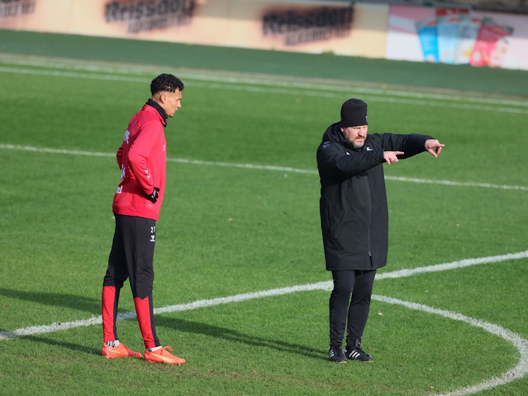 Steffen Baumgart im Gespräch mit Davie Selke.