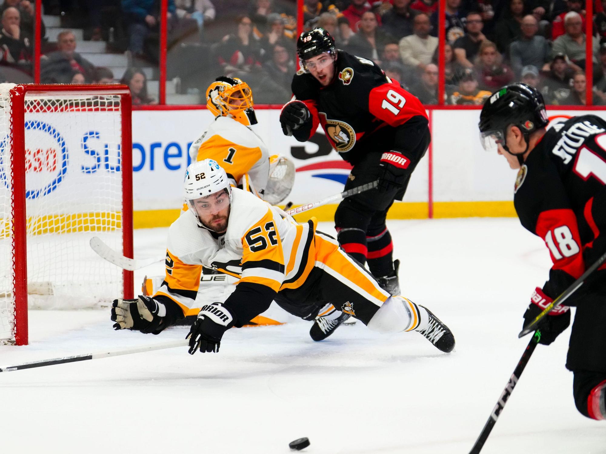 Pittsburghs Mark Friedman (l.) versucht einen Schuss von Senators Tim Stützle abzuwehren.