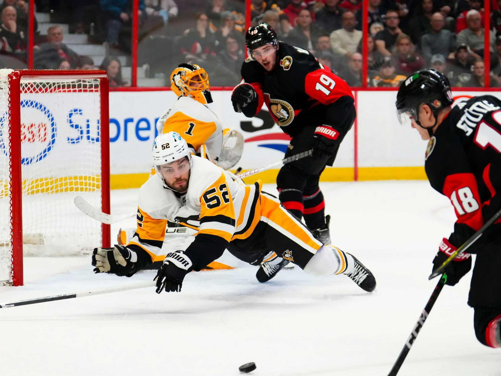 Pittsburghs Mark Friedman (l.) versucht einen Schuss von Senators Tim Stützle abzuwehren.