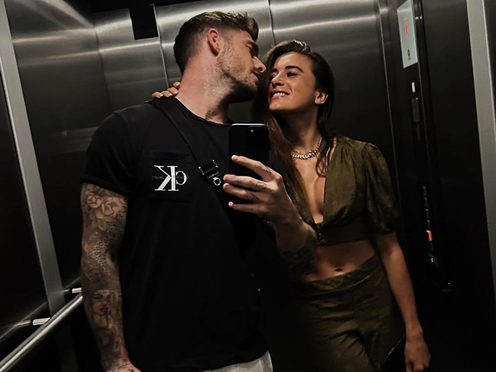Ein Fahrstuhlselfie vom 18. Januar 2023 zeigt Angelo Carlucci (Berlin Tag & Nacht) und Fitnessmodel Imke Salander.