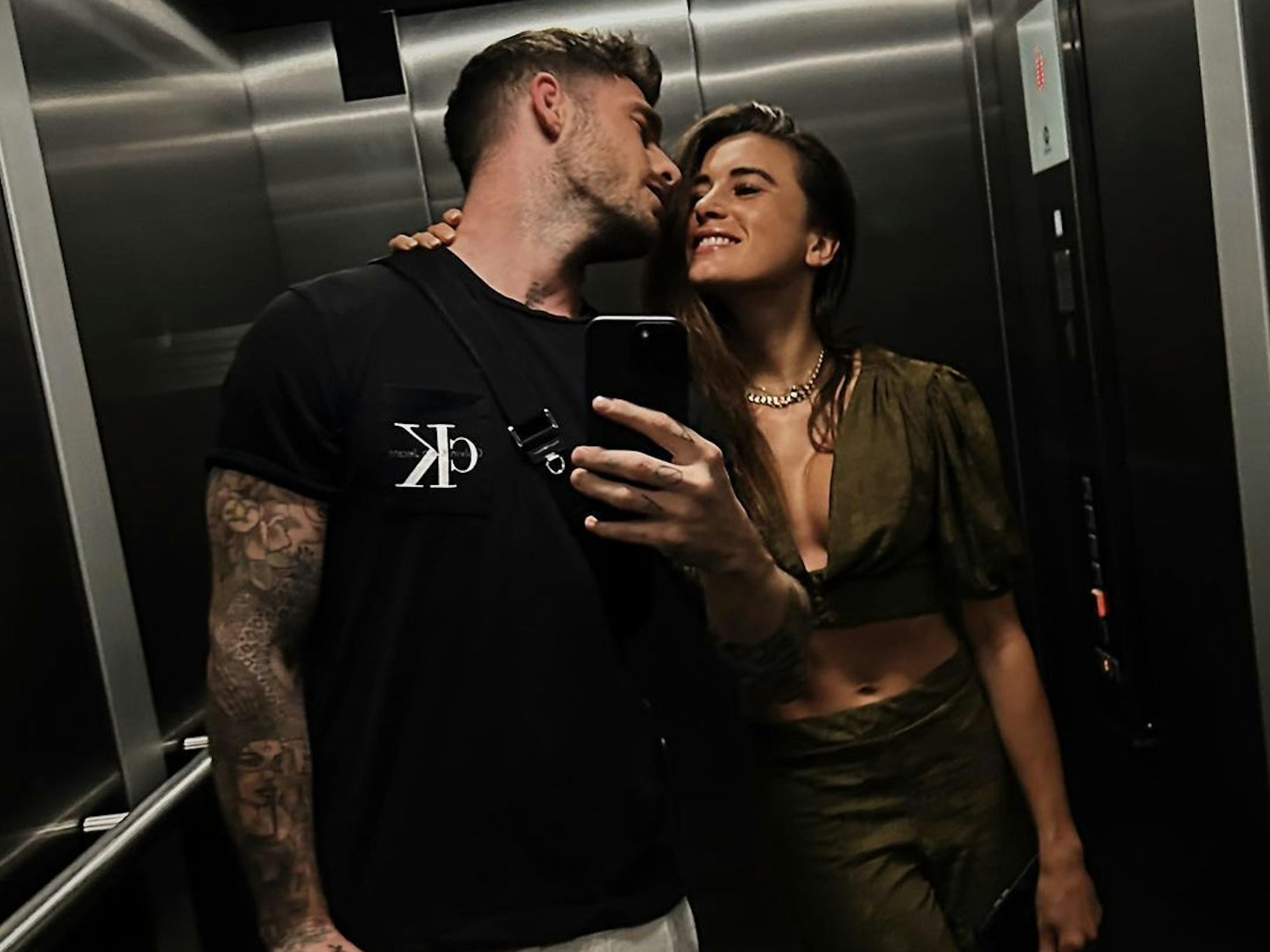 Ein Fahrstuhlselfie vom 18. Januar 2023 zeigt Angelo Carlucci (Berlin Tag & Nacht) und Fitnessmodel Imke Salander.