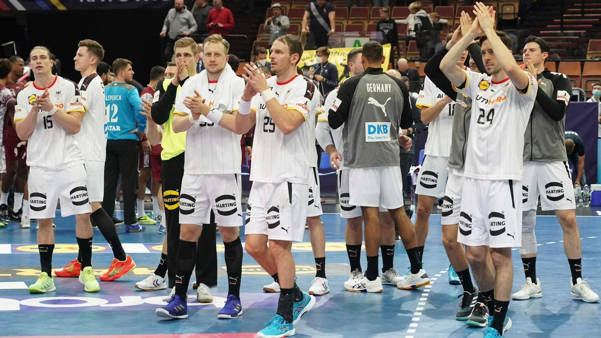 Die deutsche Handball-Auswahl applaudiert nach dem Auftakt-Sieg gegen Katar bei der WM ihren Fans in der Halle.