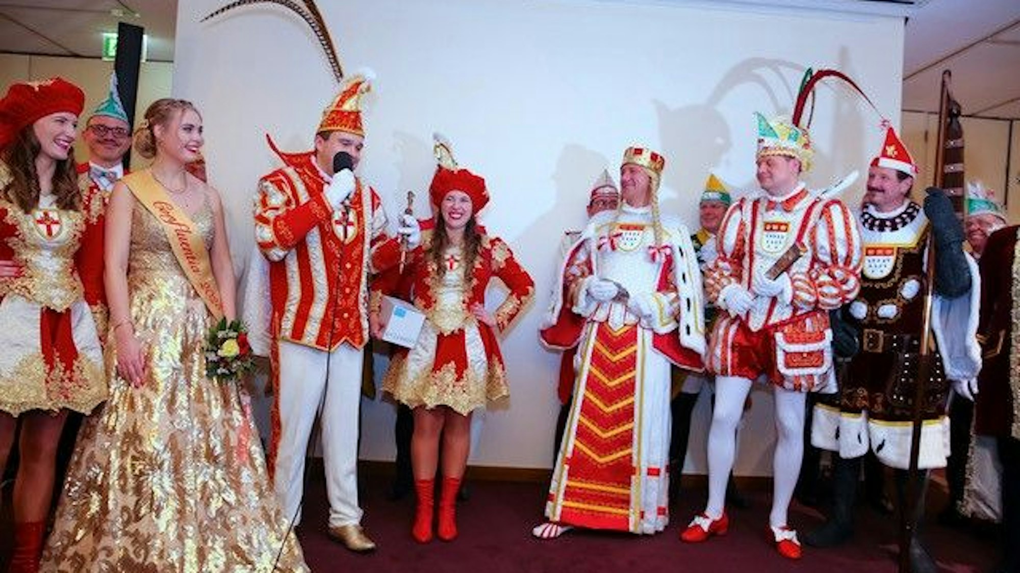 Das Kölner Dreigestirn (r.) mit den Tollitäten aus Koblenz.