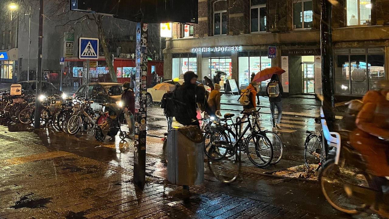 Eine KVB-Anzeigetafel zeigt den Schriftzug: „Bitte Aushangfahrplan beachten!“