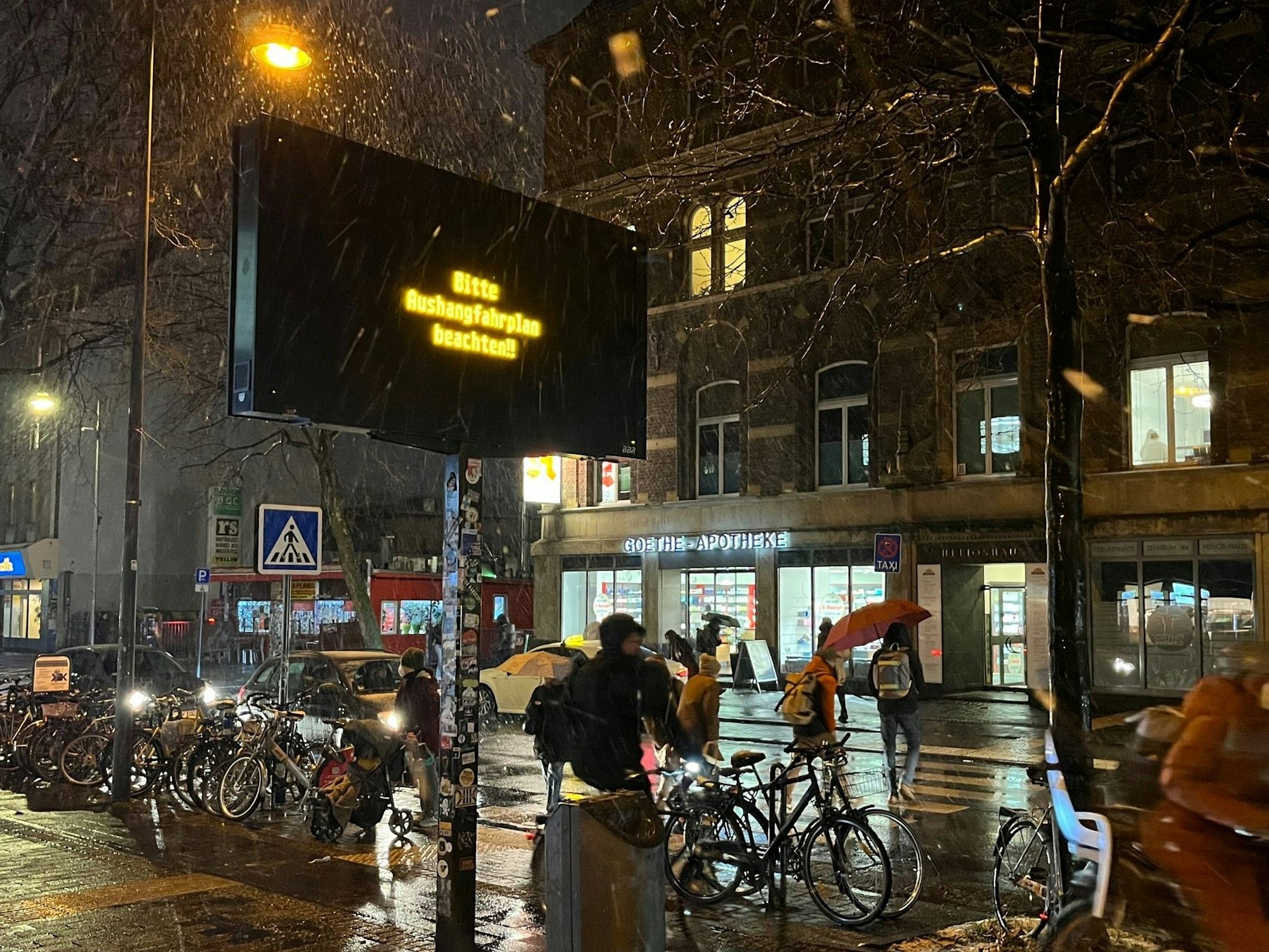 Eine KVB-Anzeigetafel zeigt den Schriftzug: „Bitte Aushangfahrplan beachten!“