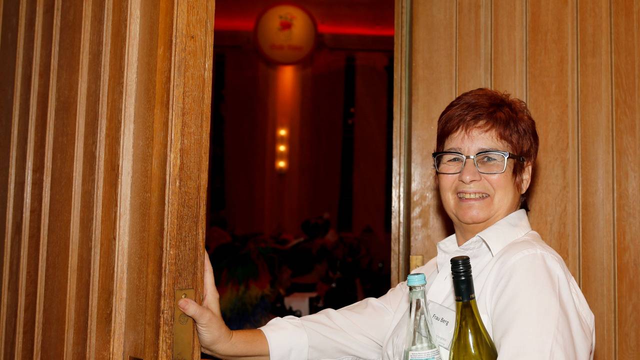 Cornelia Berg ist seit 33 Jahren Kellnerin im Gürzenich in Köln.
