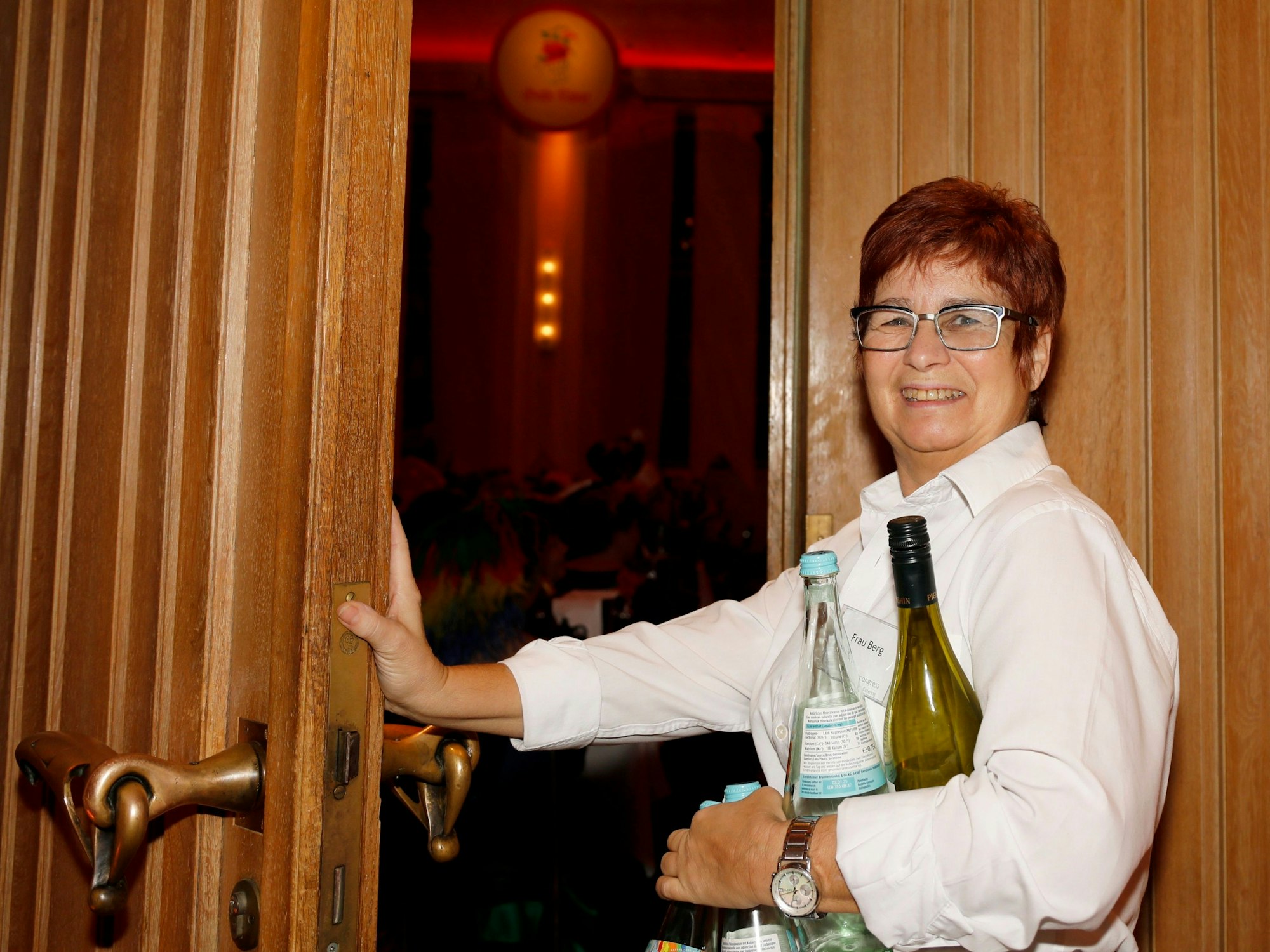 Cornelia Berg ist seit 33 Jahren Kellnerin im Gürzenich in Köln.