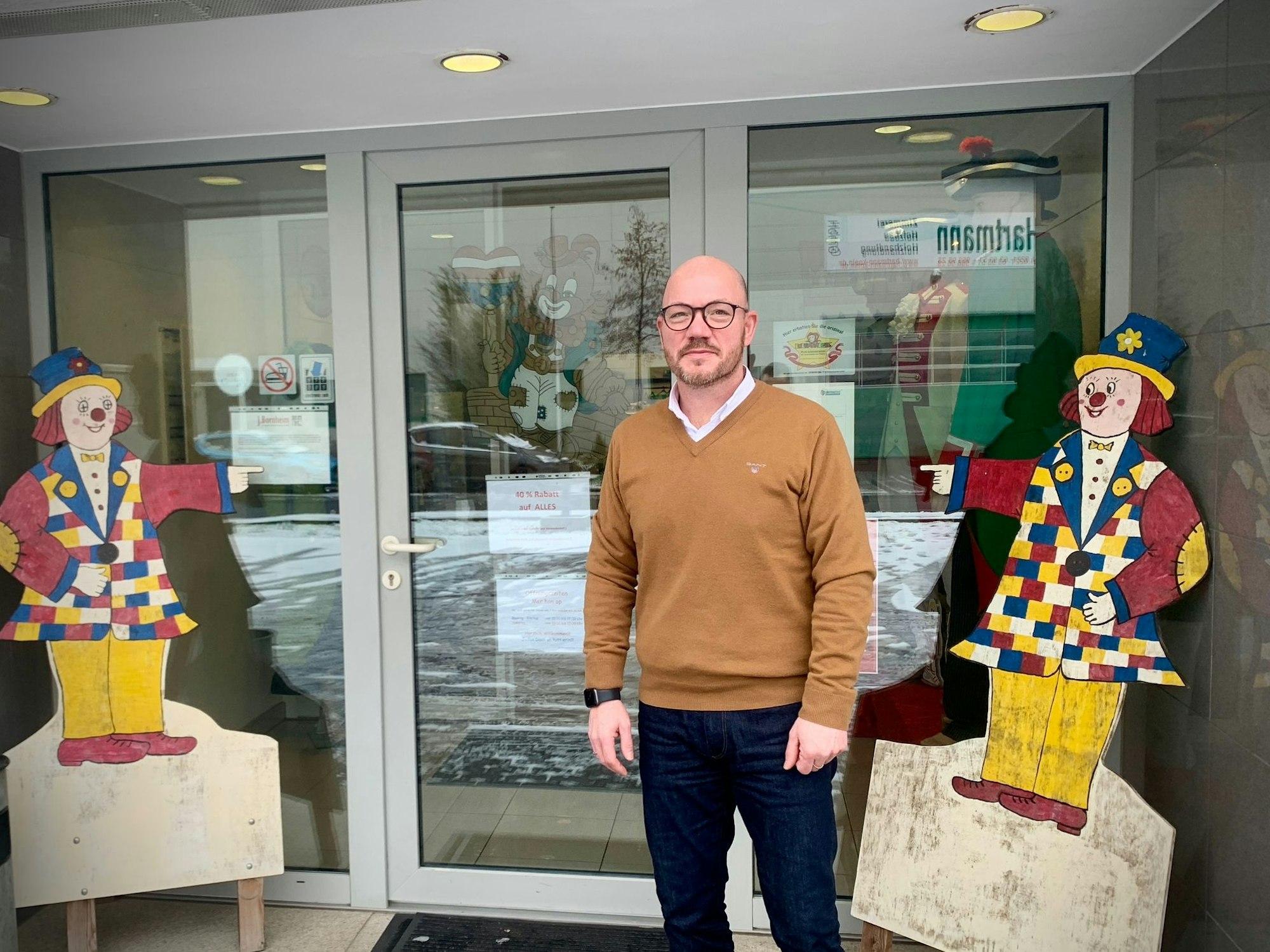 Jörg Bornheim steht vorm Party Clown.