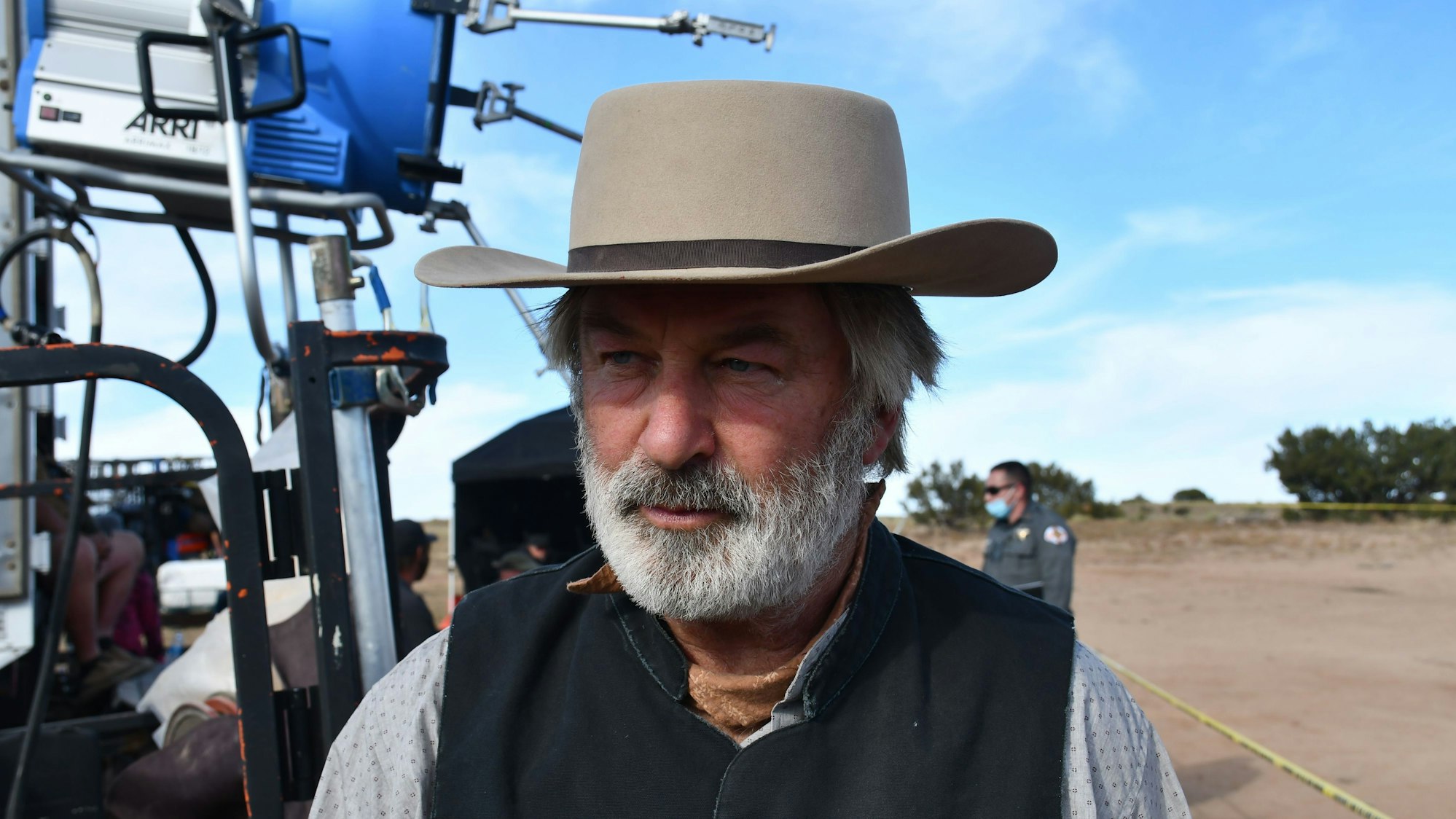 Alec Baldwin am Set in seinem Kostüm für den Film 'Rust'. Das Büro des Sheriffs von Santa Fe County hat Fotos von den Ermittlungen zu den tödlichen Schüssen auf die Kameramannin Halyna Hutchins am Set des Films "Rust" veröffentlicht.
