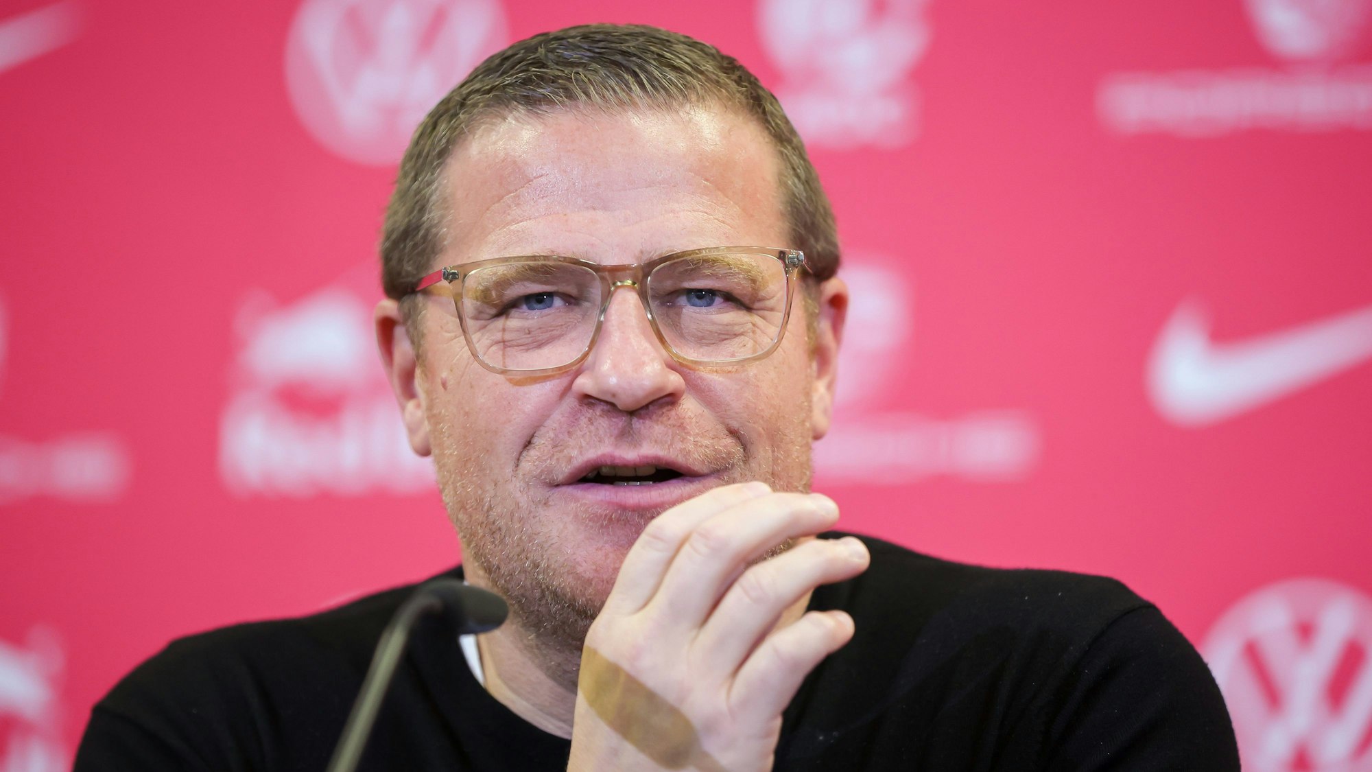 Max Eberl spricht auf seiner Vorstellungs-Pressekonferenz bei RB Leipzig.