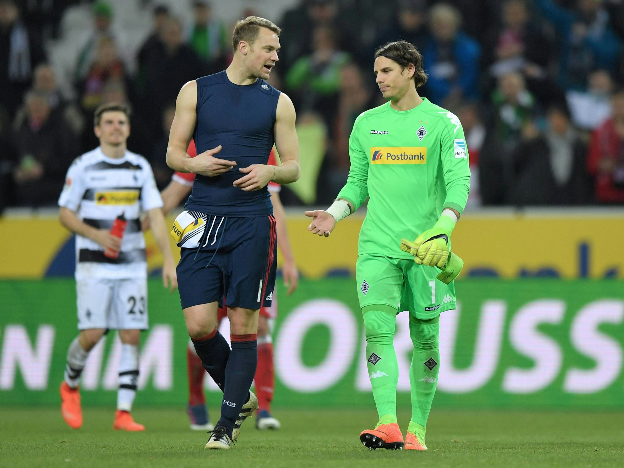 Die Torhüter Manuel Neuer und Yann Sommer unterhalten sich.