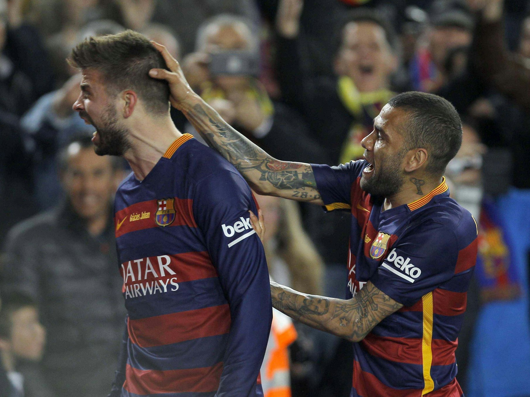 Dani Alves jubelt gemeinsam mit Gerard Piqué.