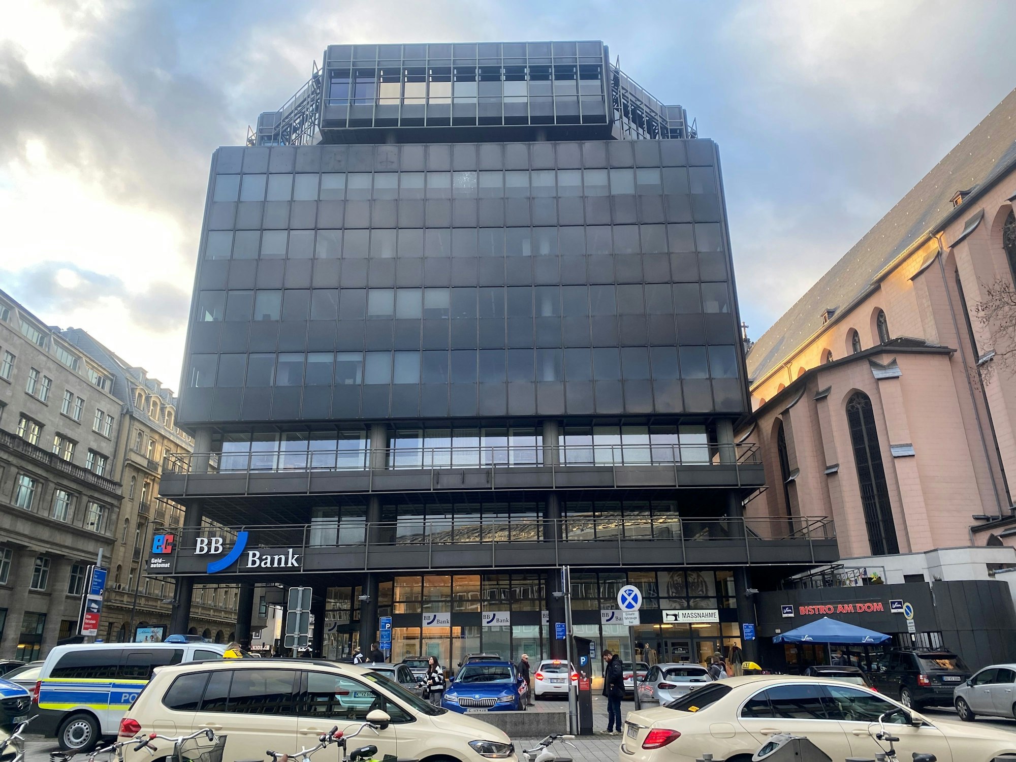 Das Rolex-Haus in Köln hat keinen goldenen Schriftzug mehr.