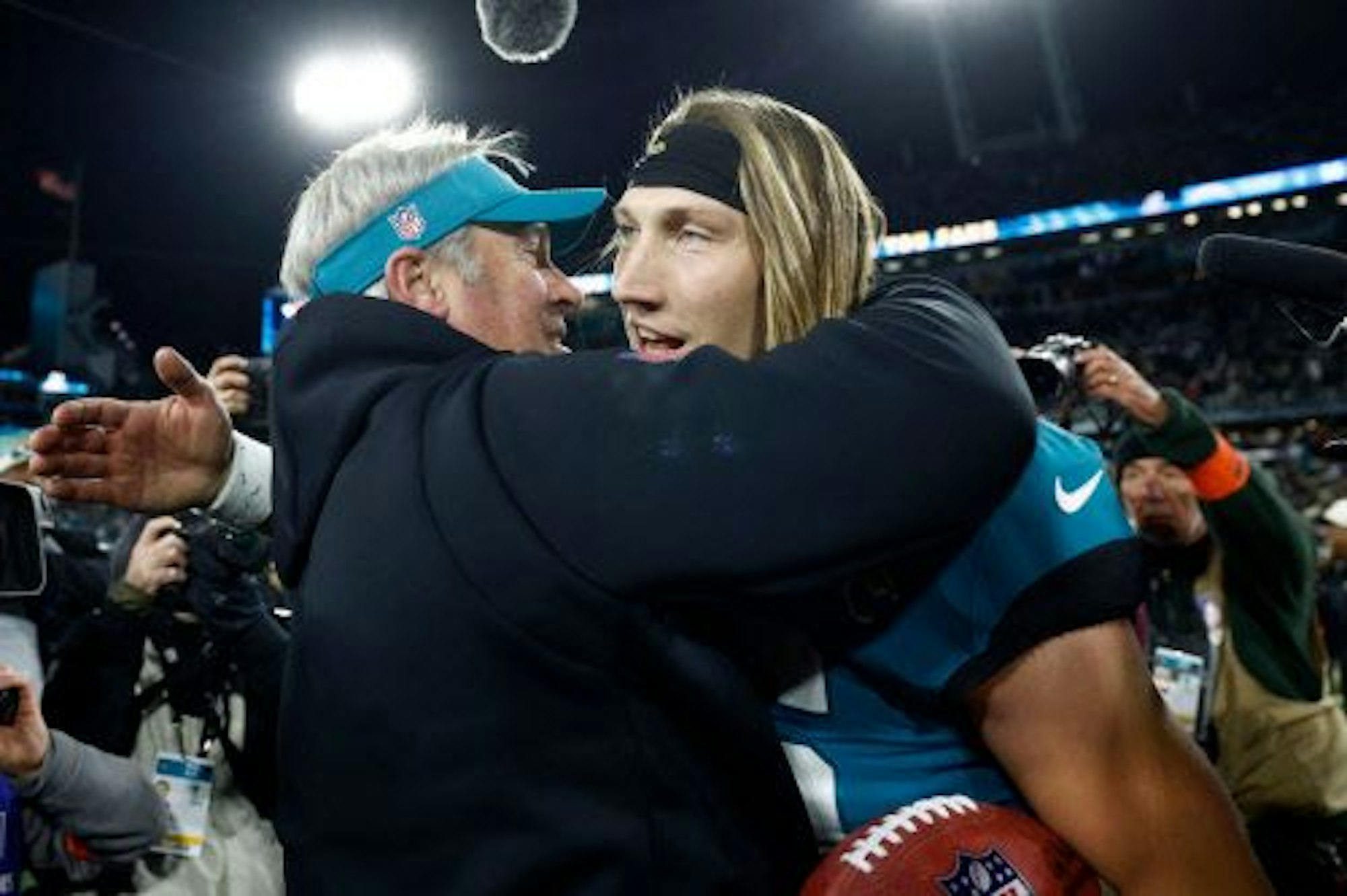 Head Coach Doug Pederson umarmt seinen Quarterback Trevor Lawrence nach dem Comeback-Sieg gegen die Los Angeles Chargers.