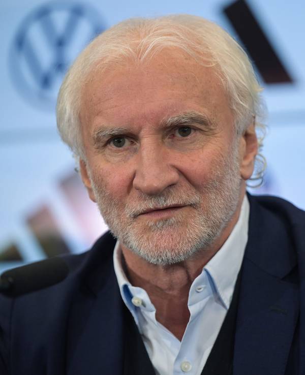 Rudi Völler spricht auf der DFB-Pressekonferenz.