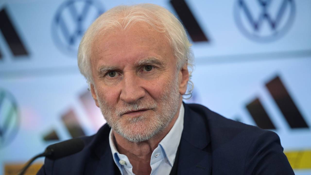 Rudi Völler spricht auf der DFB-Pressekonferenz.