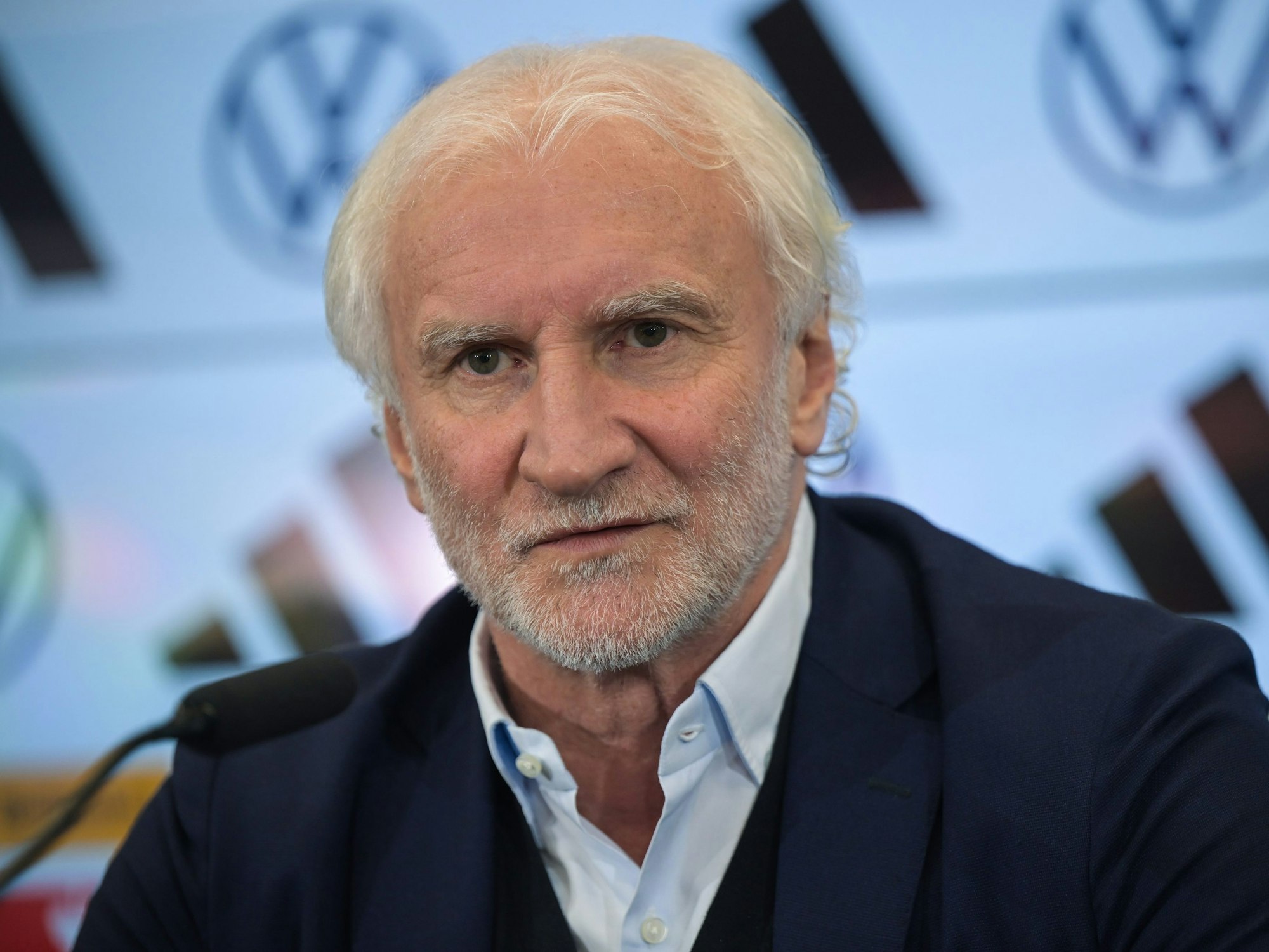 Rudi Völler spricht auf der DFB-Pressekonferenz.
