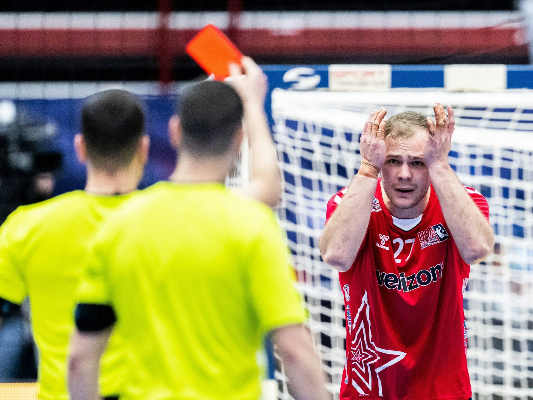 Paul Skorupa sieht die Rote Karte und schlägt die Hände über dem Kopf zusammen.