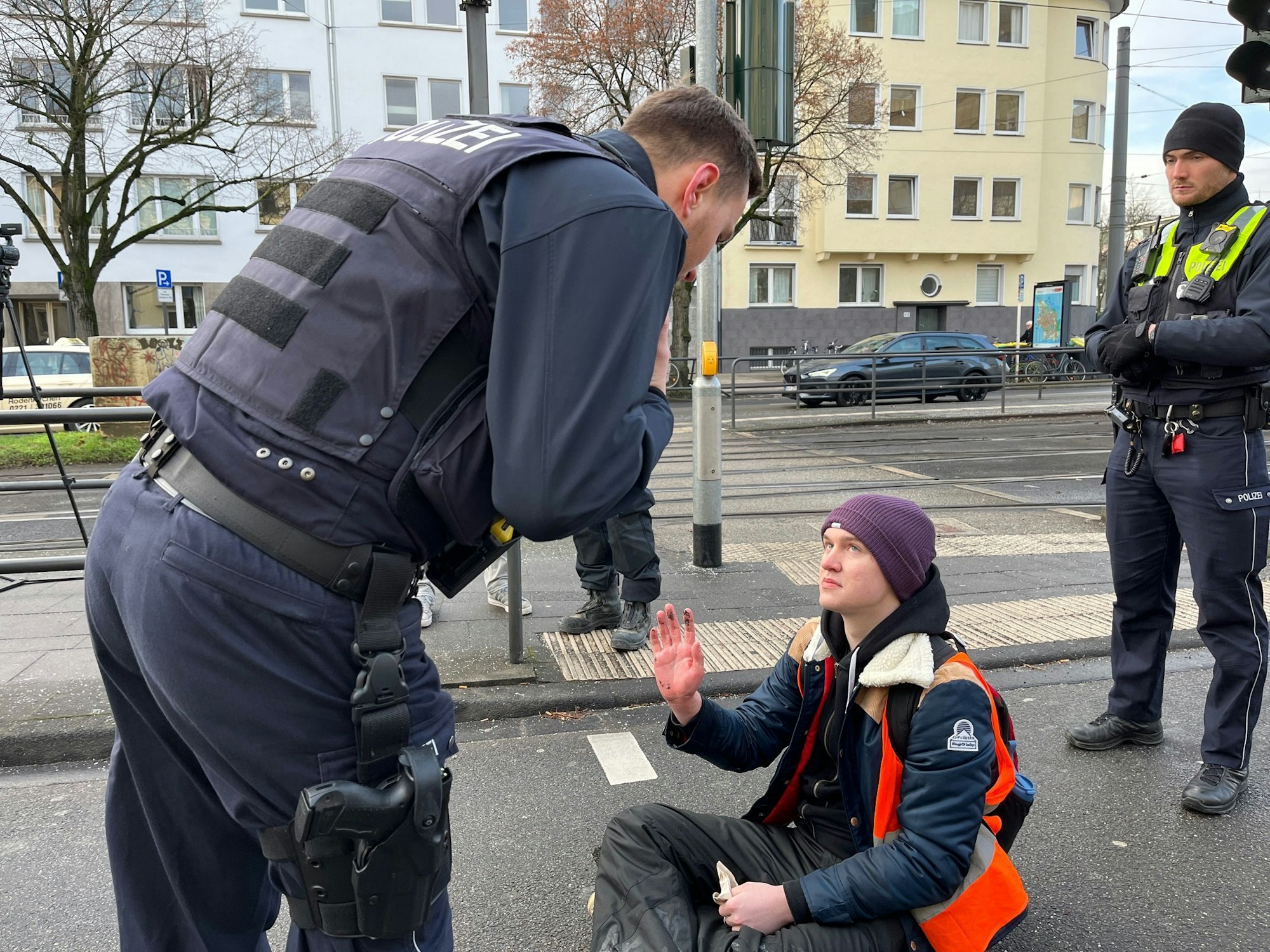 Beim Klima-Protest der Letzten Generation hat ein Demonstrant Verletzungen an der Hand zugezogen.