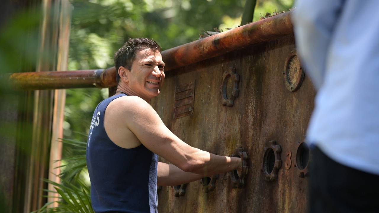 Tag 7: Dschungelprüfung "Die Schreck-Schrauben". Lucas Cordalis hat die Aufgabe, mit beiden Händen in die Boxen zu greifen und dort in all dem Dschungelgetier zwei Ventile zu finden, die es mit je einer Hand zu öffnen gilt. Erst dann legt er die Schleusen frei und spült damit zwei Sterne in den sich immer weiter füllenden Tank.