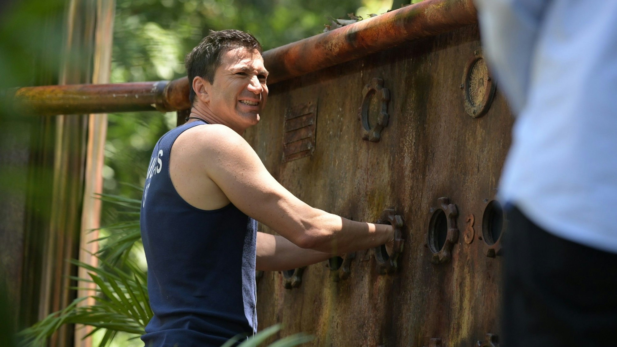 Tag 7: Dschungelprüfung "Die Schreck-Schrauben". Lucas Cordalis hat die Aufgabe, mit beiden Händen in die Boxen zu greifen und dort in all dem Dschungelgetier zwei Ventile zu finden, die es mit je einer Hand zu öffnen gilt. Erst dann legt er die Schleusen frei und spült damit zwei Sterne in den sich immer weiter füllenden Tank.