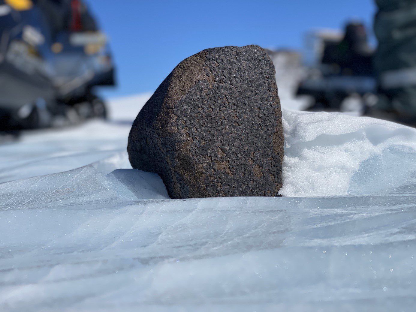 Dieser 7,6 Kilogramm schwere Meteorit ist in der Antarktis nahe dem Südpol gefunden worden.