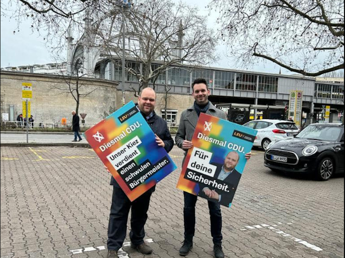Steuckardt und Schneider posieren mit den Wahlplakaten.