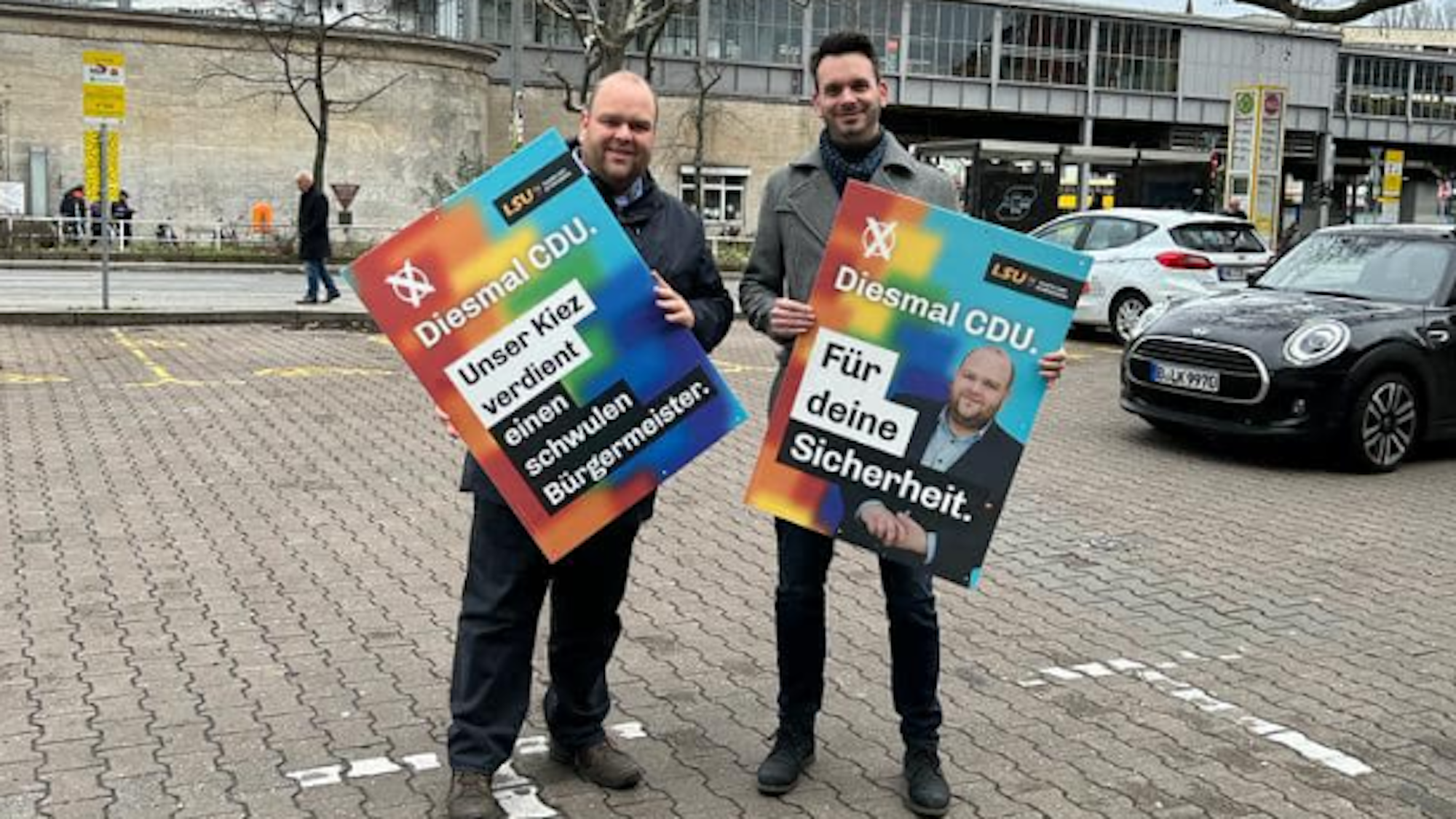 Steuckardt und Schneider posieren mit den Wahlplakaten.