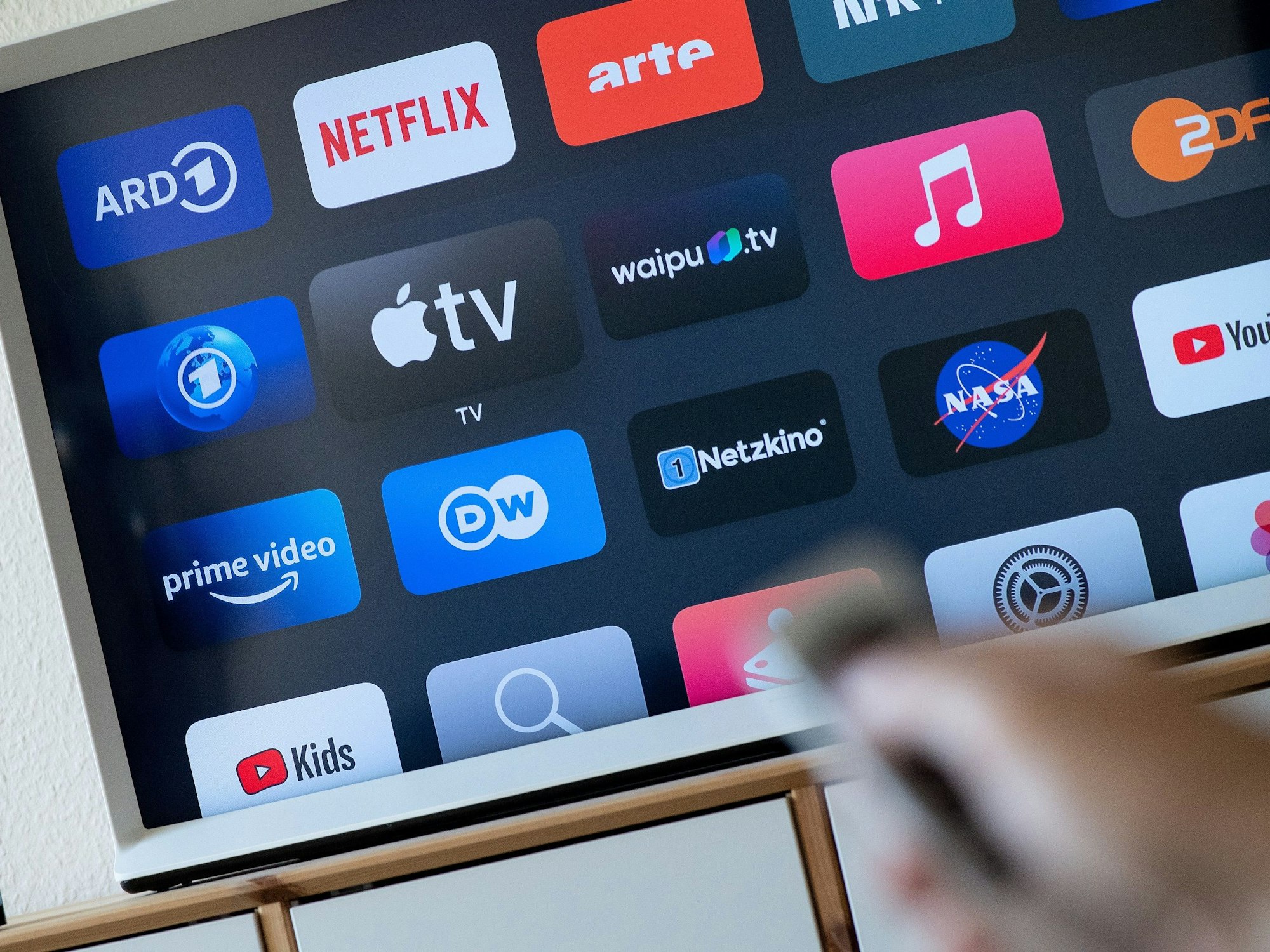 Mehr Werbung, mehr Zusatzgebühren: Für Kundinnen und Kunden von Videostreamingdiensten könnte sich 2023 einiges ändern.