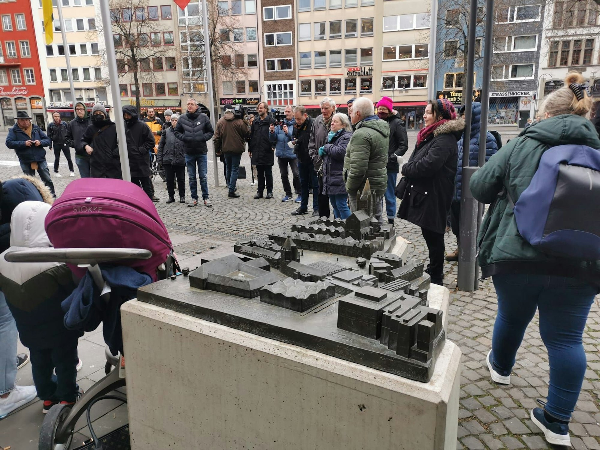 Menschen stehen bei einer Demo vor dem Rathaus in Köln.