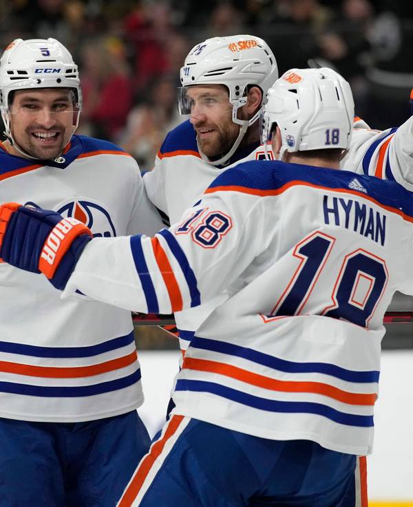 Leon Draisaitl jubelt mit seinen Teamkollegen beim NHL-Sieg über die Vegas Golden Knights.
