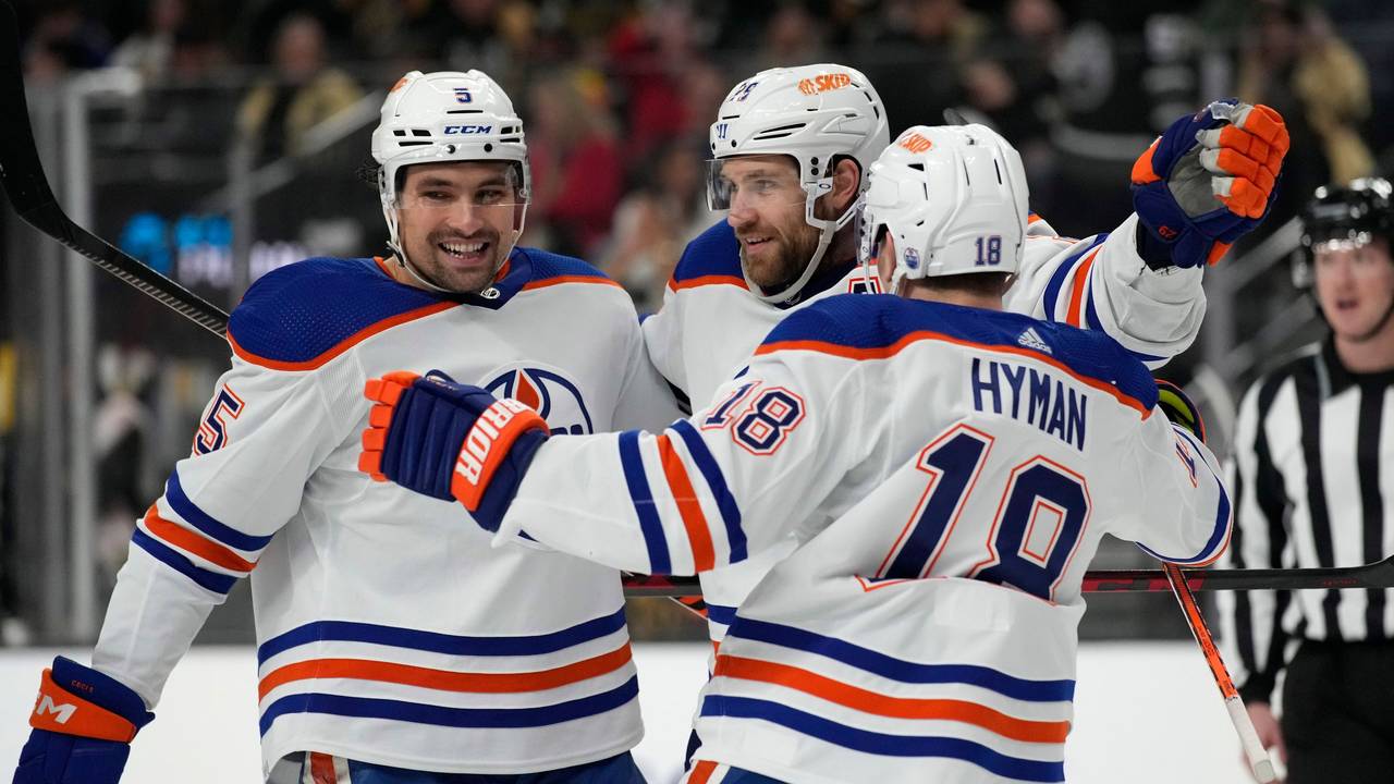Leon Draisaitl jubelt mit seinen Teamkollegen beim NHL-Sieg über die Vegas Golden Knights.