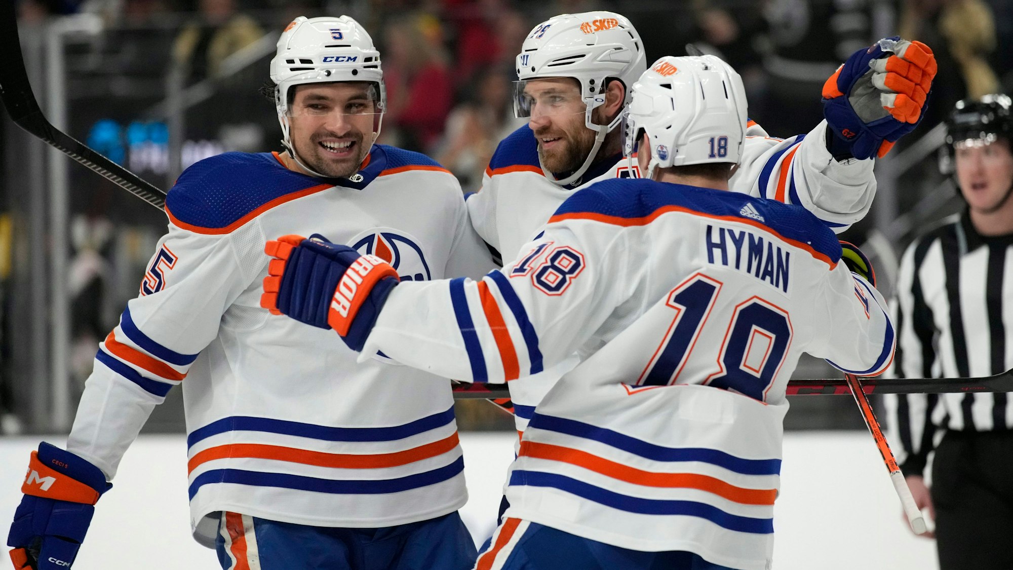 Leon Draisaitl jubelt mit seinen Teamkollegen beim NHL-Sieg über die Vegas Golden Knights.