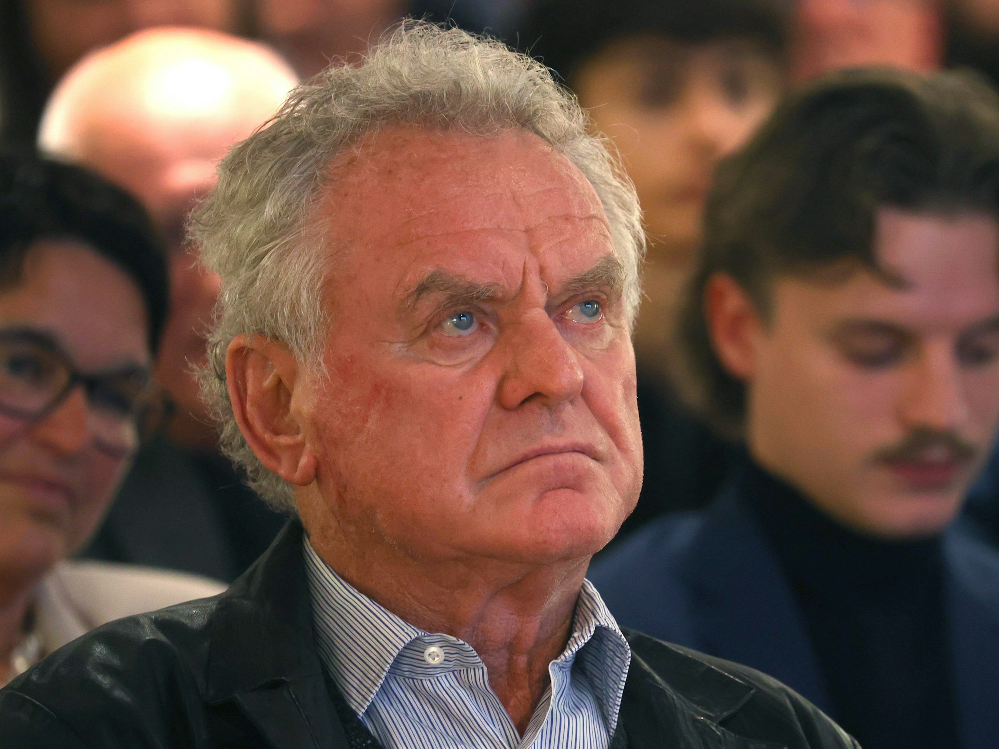 Sepp Maier, ehemaliger Tormann sitzt bei einem Festakt anlässlich der Enthüllung einer Gerd Müller Statue.