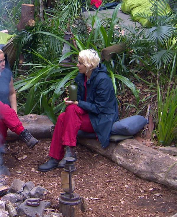 Tag 4 im Camp. Die "Blondies" Claudia Effenberg (l.) und Verena Kerth lästern über den unordentlichen Zustand des Camps und dessen Bewohner:innen.