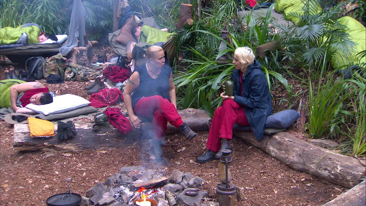 Tag 4 im Camp. Die "Blondies" Claudia Effenberg (l.) und Verena Kerth lästern über den unordentlichen Zustand des Camps und dessen Bewohner:innen.
