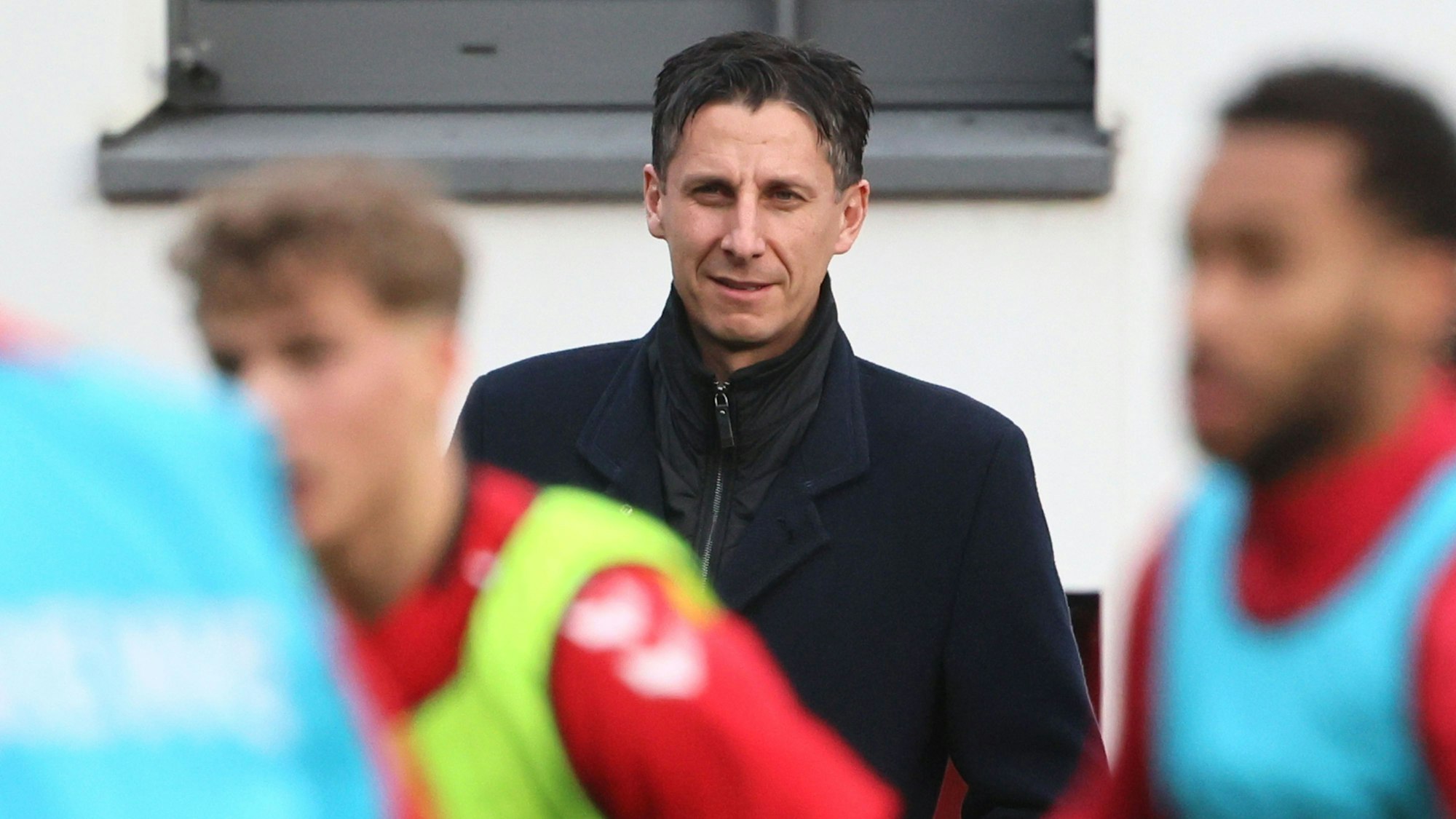Sport-Geschäftsführer Christian Keller beobachtet das Training des 1. FC Köln am 6. Januar 2023.