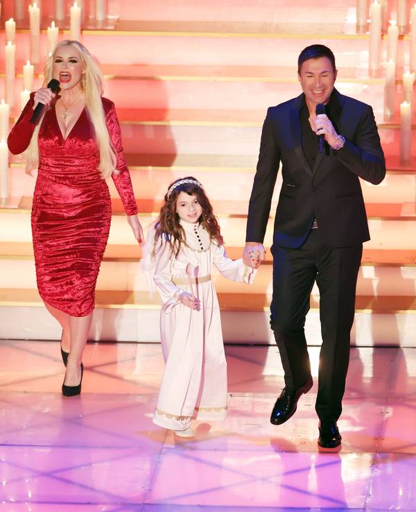 Daniela Katzenberger (l-r), Tochter Sophia Cordalis und Ehemann Luca Cordalis treten bei der Aufzeichnung der ARD Sendung "Alle singen Weihnachten - Das große Adventssingen 2022" im CCS auf.